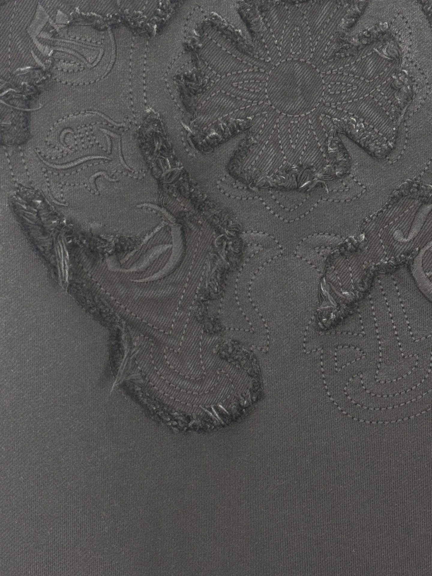 P260 top version, real shot without P, ​​different from market currency) 𝗖𝗵𝗿𝗼𝗺𝗲 𝗛𝗲𝗮𝗿𝘁𝘀/Cro Heart 2025 washed patch embroidery autumn and winter new original single counter American laser burnt 3D three-dimensional color embroidered couple casual sweatshirt 👑The highest version! Customized fabric 430g tripe terry fabric! American acid-washed and distressed original fabric laser burnt ✟appliqué embroidery and exquisite embroidery of letters! The best-selling model in the counter, very comfortable to wear. Accessories: original molded and authenticated collar label➕100% silk wash label. Genuine purchase-grade original hangtag➕matching hanging rope➕3D hanging beads➕original packaging bag. Craftsmanship: The original version has consistent wiring! The highest version of the armhole matching technique! Color: Red Black Size: S M L XL Style No.: 9308